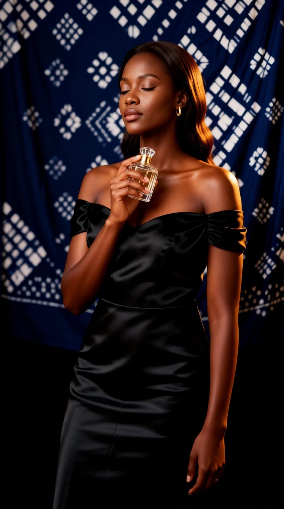 Une cliente de Douala, les yeux clos, un flacon de parfum contre l’épaule
